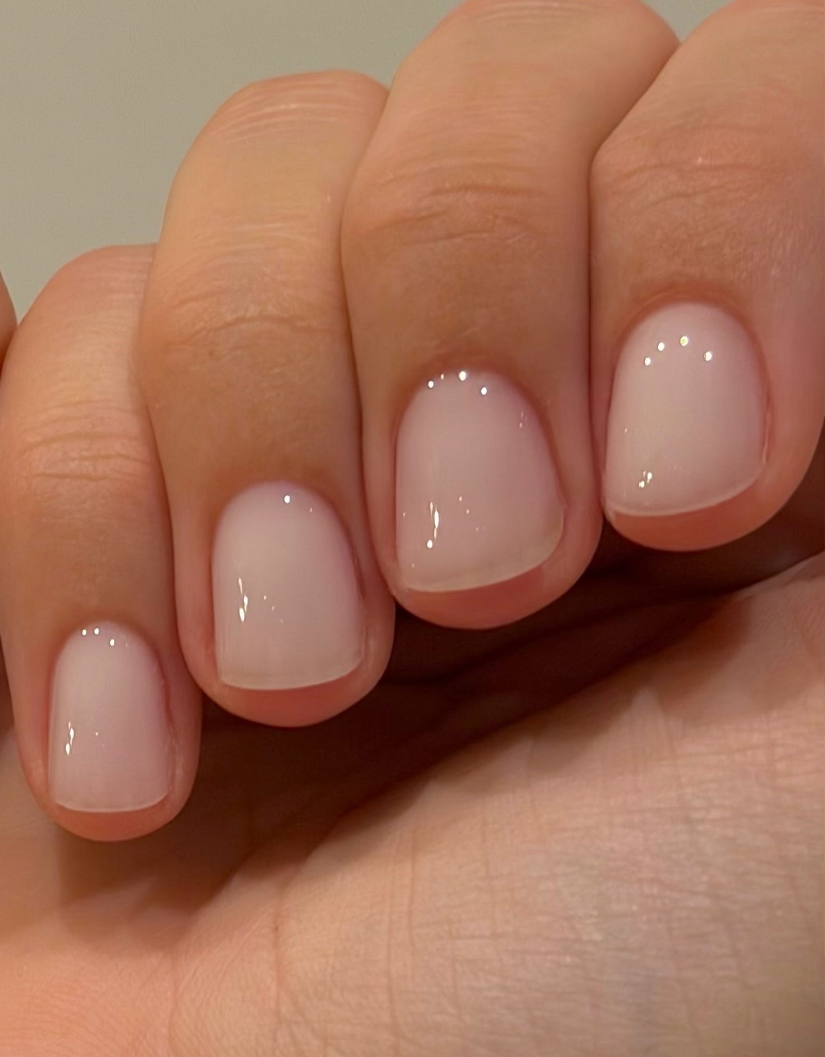 Короткие ногти снова в моде — и выглядят аккуратнее длинных