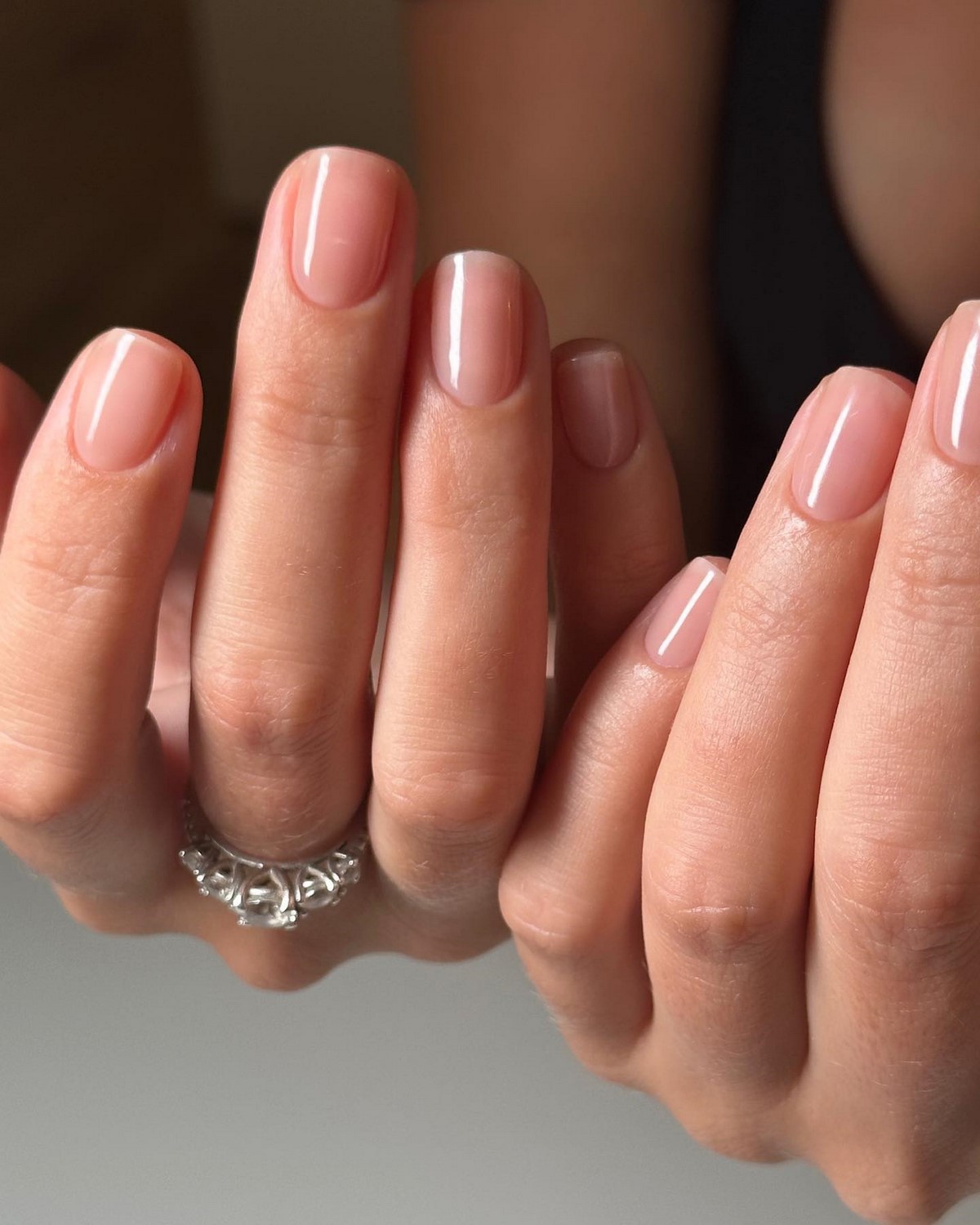 Маникюр с влажным блеском 2026: покрытие, которое меняет цвет на свету