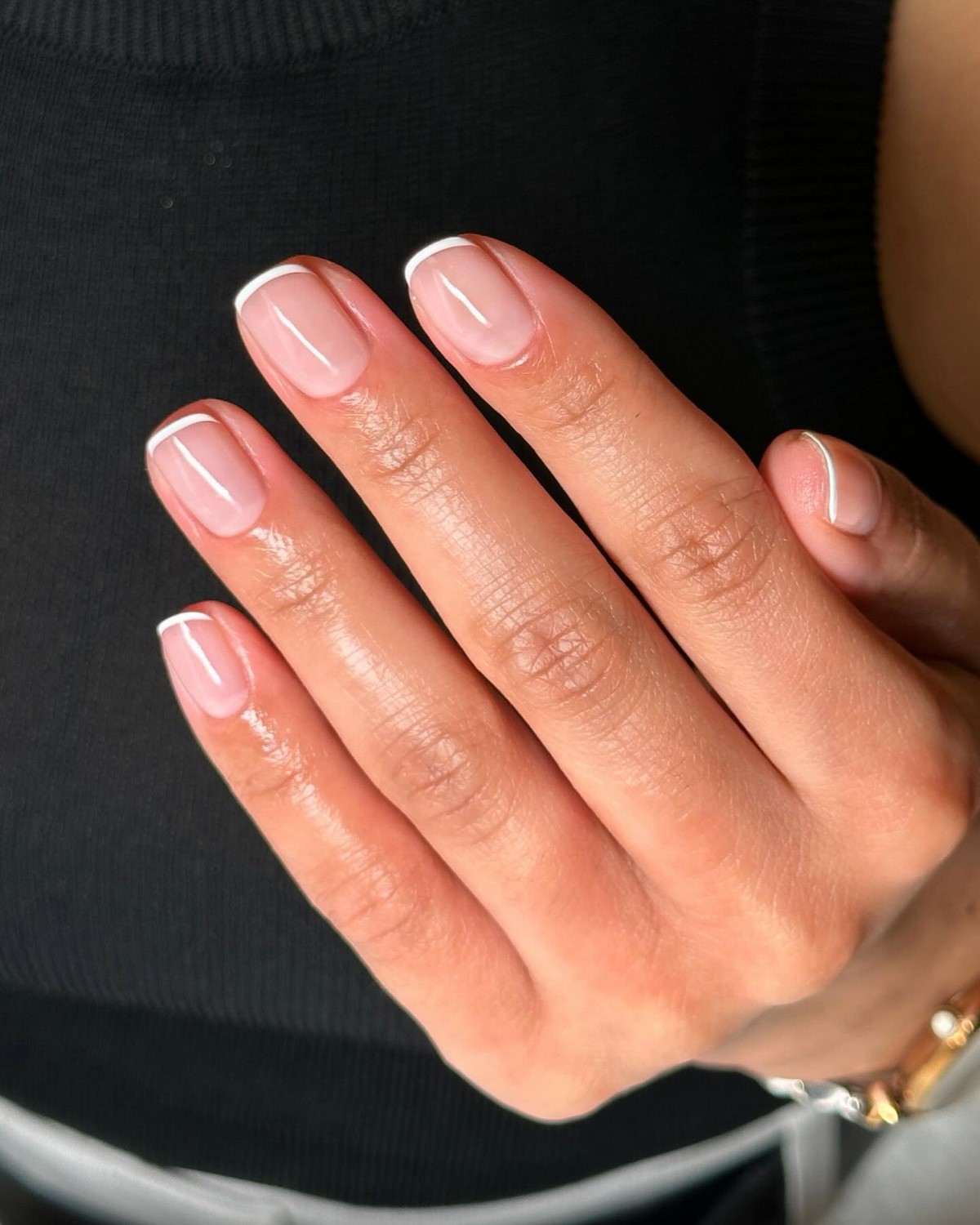 Маникюр с влажным блеском 2026: покрытие, которое меняет цвет на свету