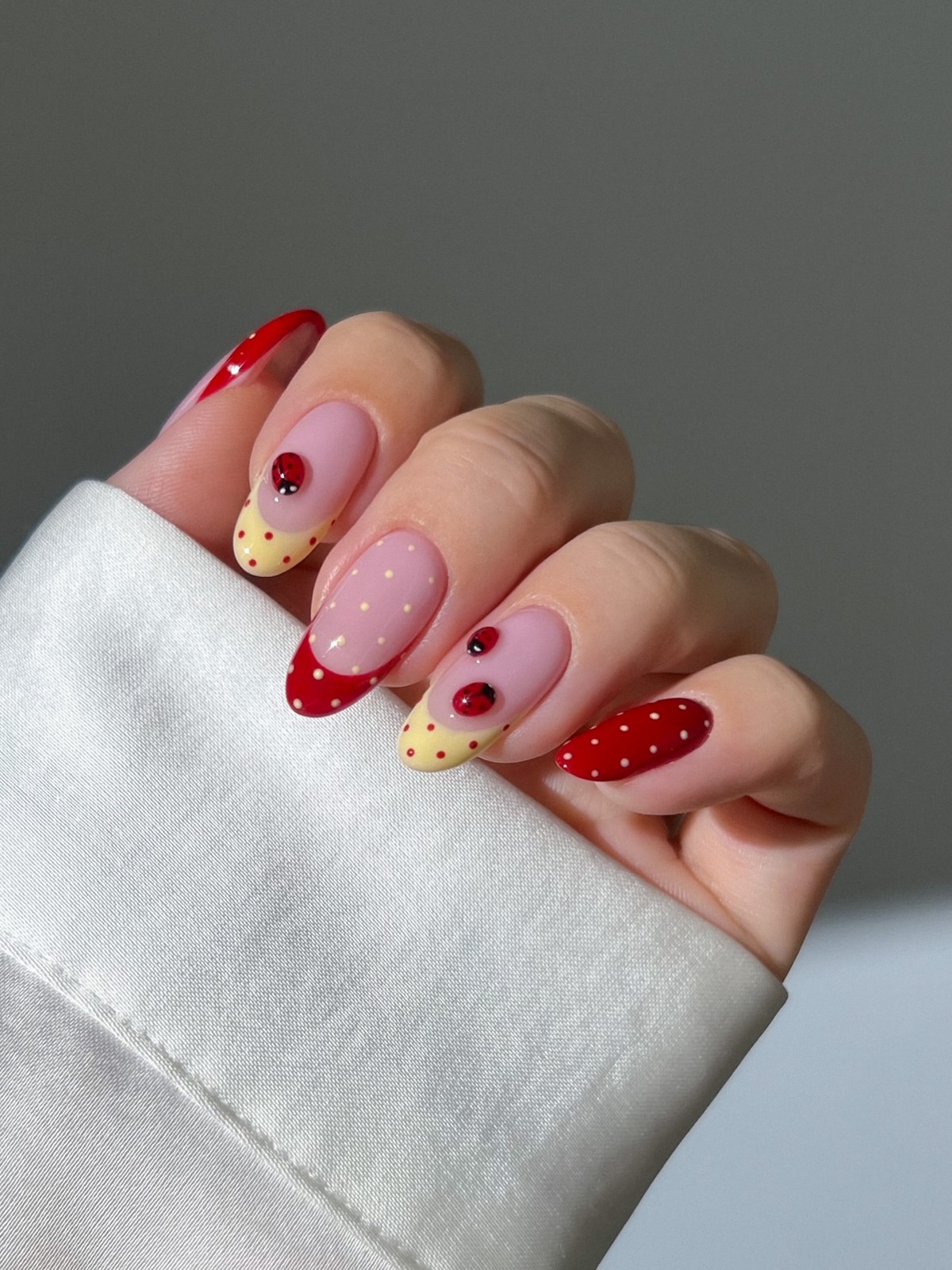 Желтый маникюр снова в тренде — но именно этот оттенок выглядит дорого