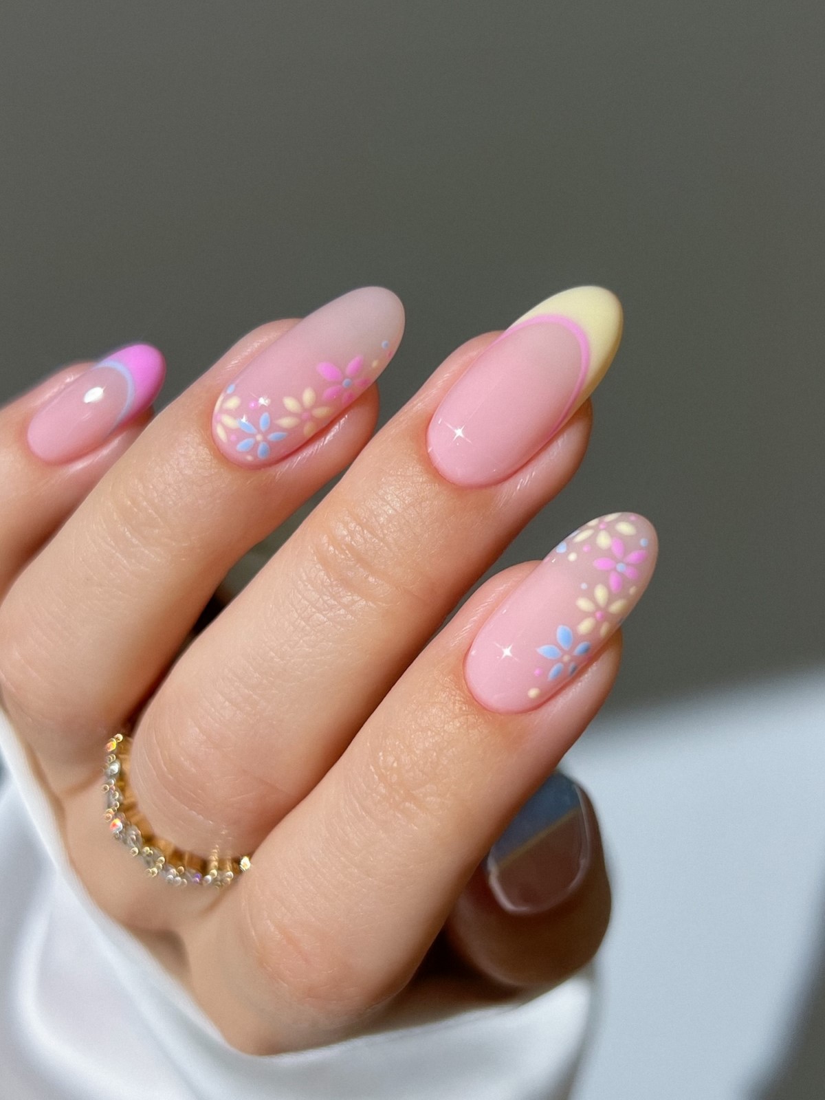 Желтый маникюр снова в тренде — но именно этот оттенок выглядит дорого