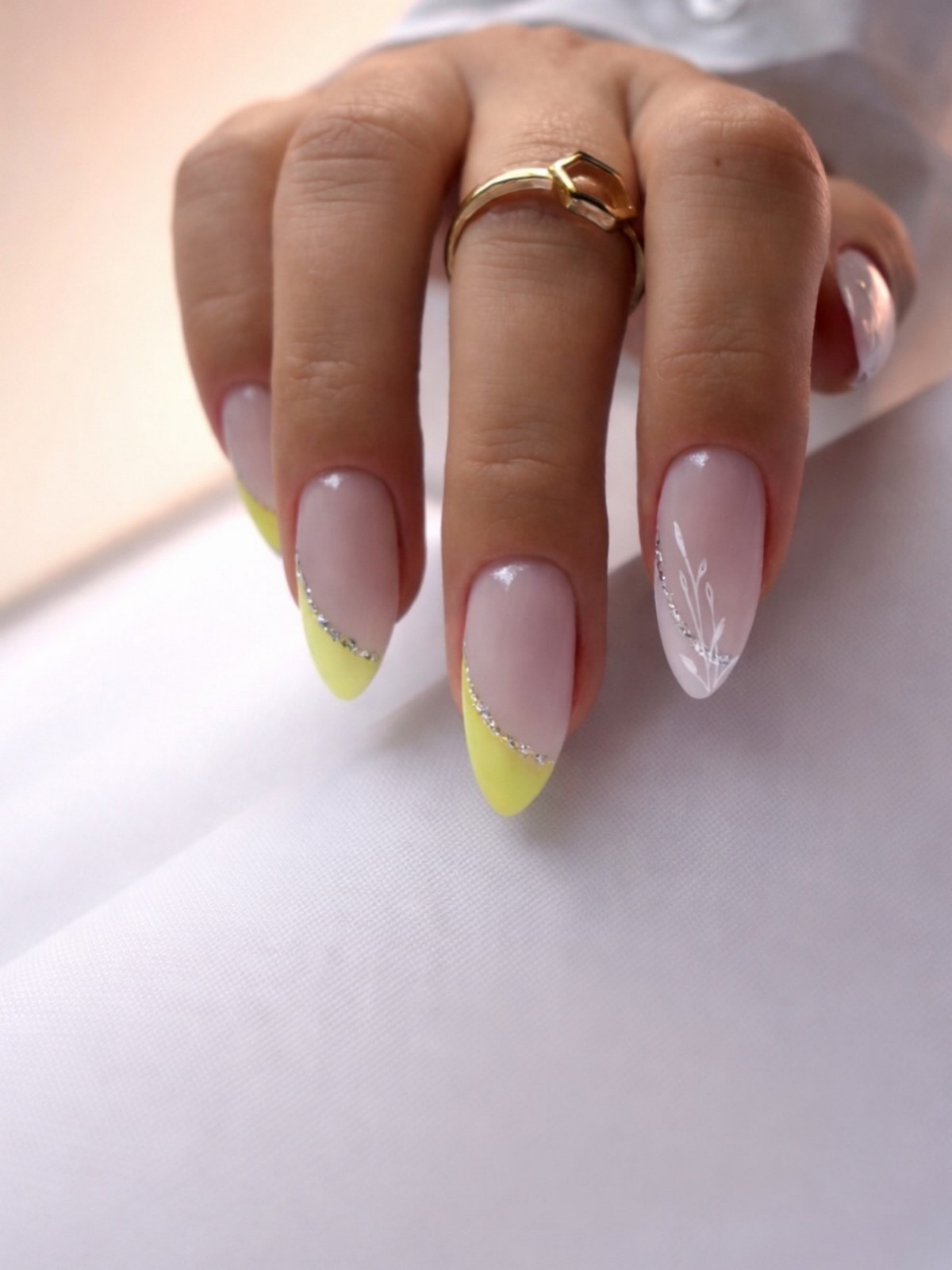 Желтый маникюр снова в тренде — но именно этот оттенок выглядит дорого