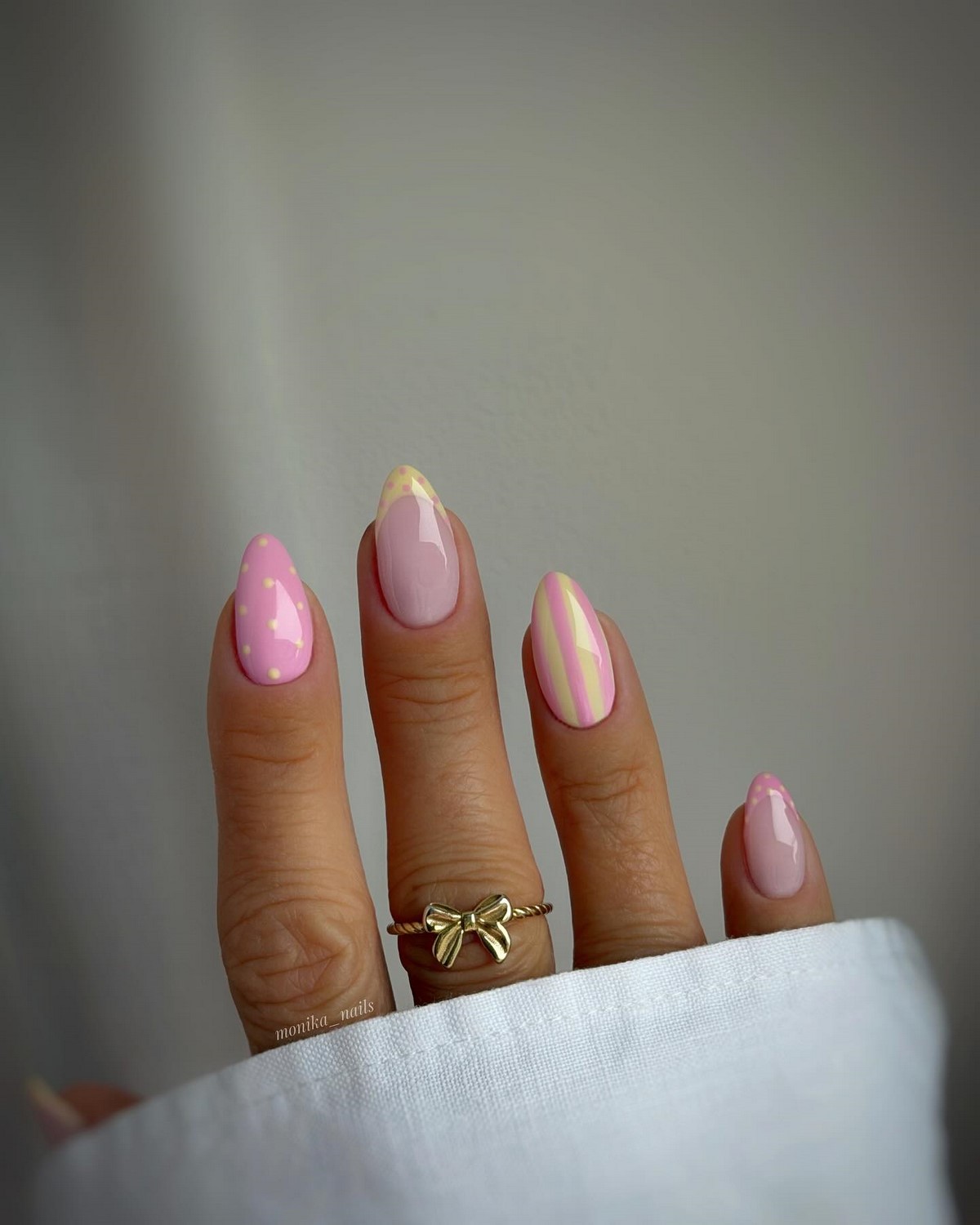 Желтый маникюр снова в тренде — но именно этот оттенок выглядит дорого