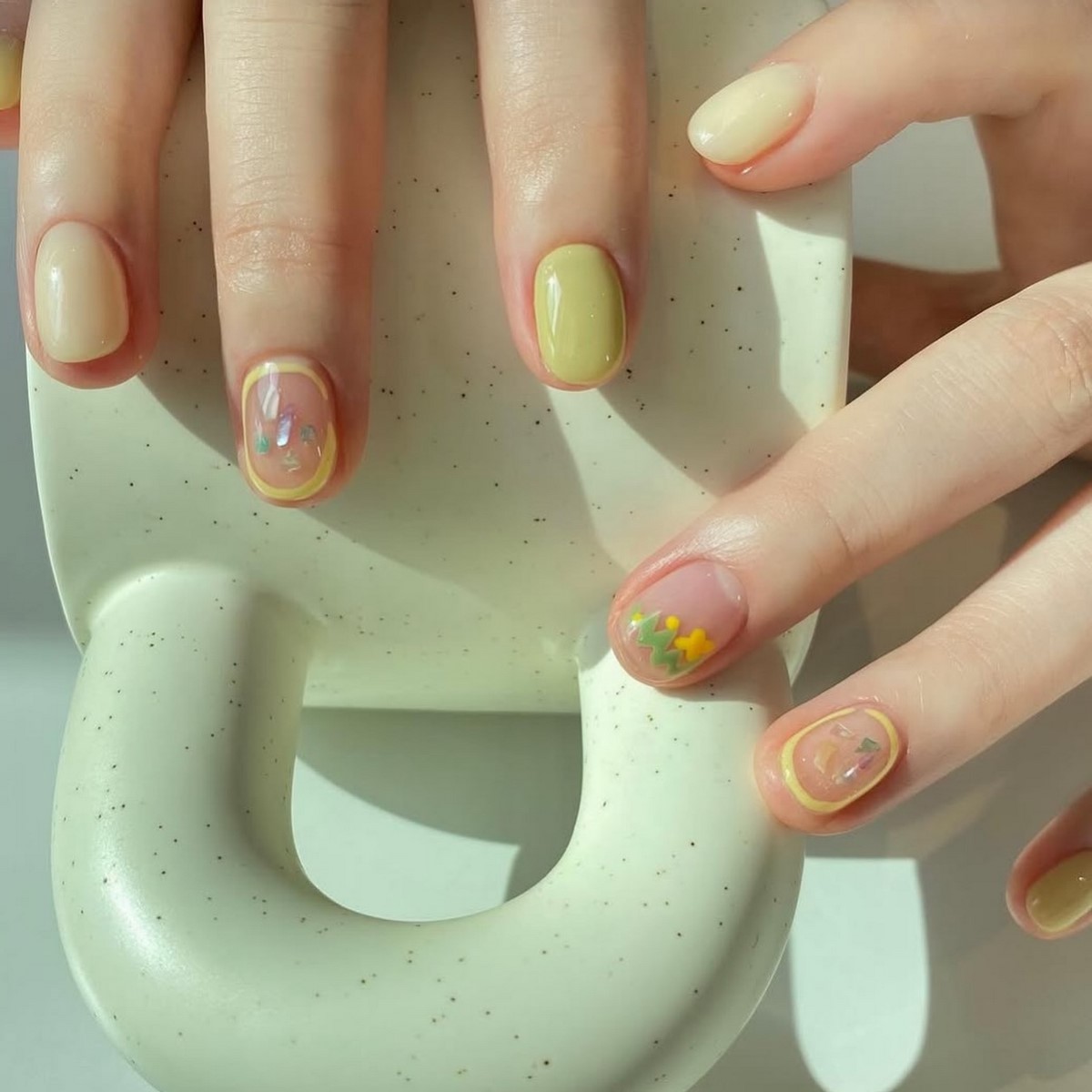 Желтый маникюр снова в тренде — но именно этот оттенок выглядит дорого