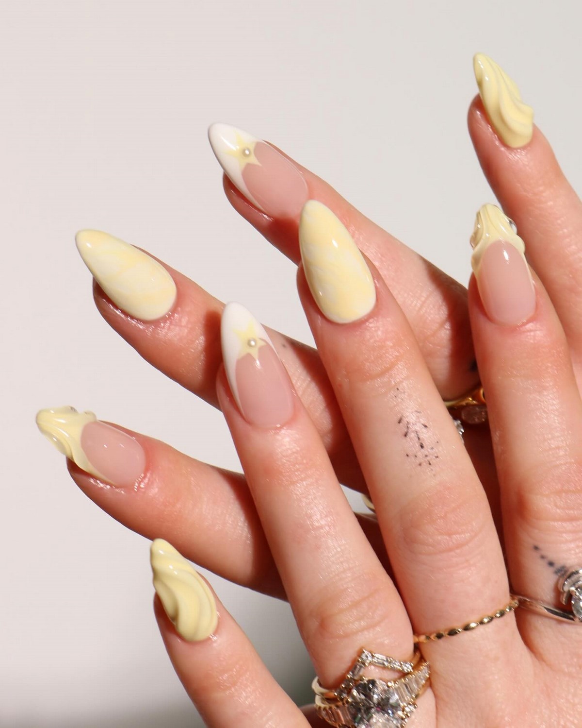 Желтый маникюр снова в тренде — но именно этот оттенок выглядит дорого