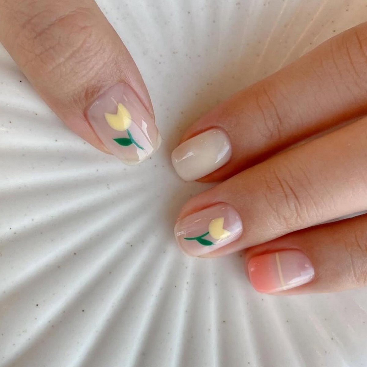 Желтый маникюр снова в тренде — но именно этот оттенок выглядит дорого