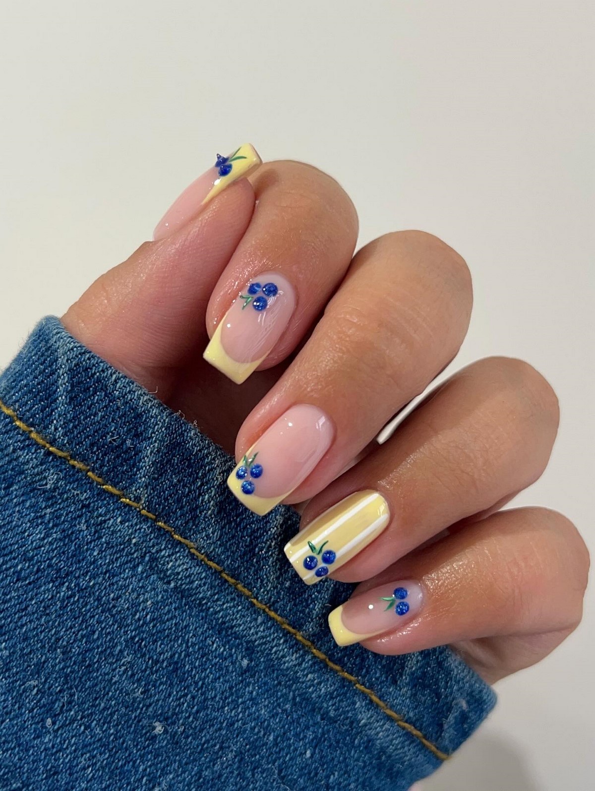 Желтый маникюр снова в тренде — но именно этот оттенок выглядит дорого