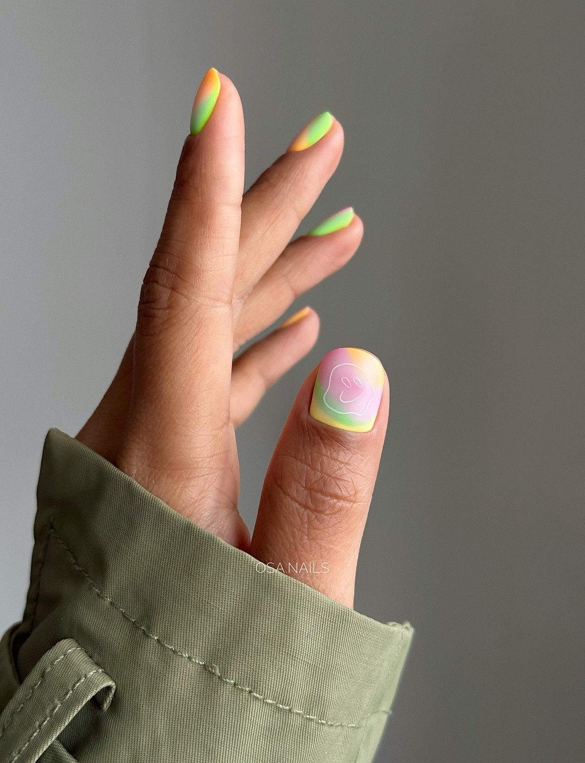 Желтый маникюр снова в тренде — но именно этот оттенок выглядит дорого