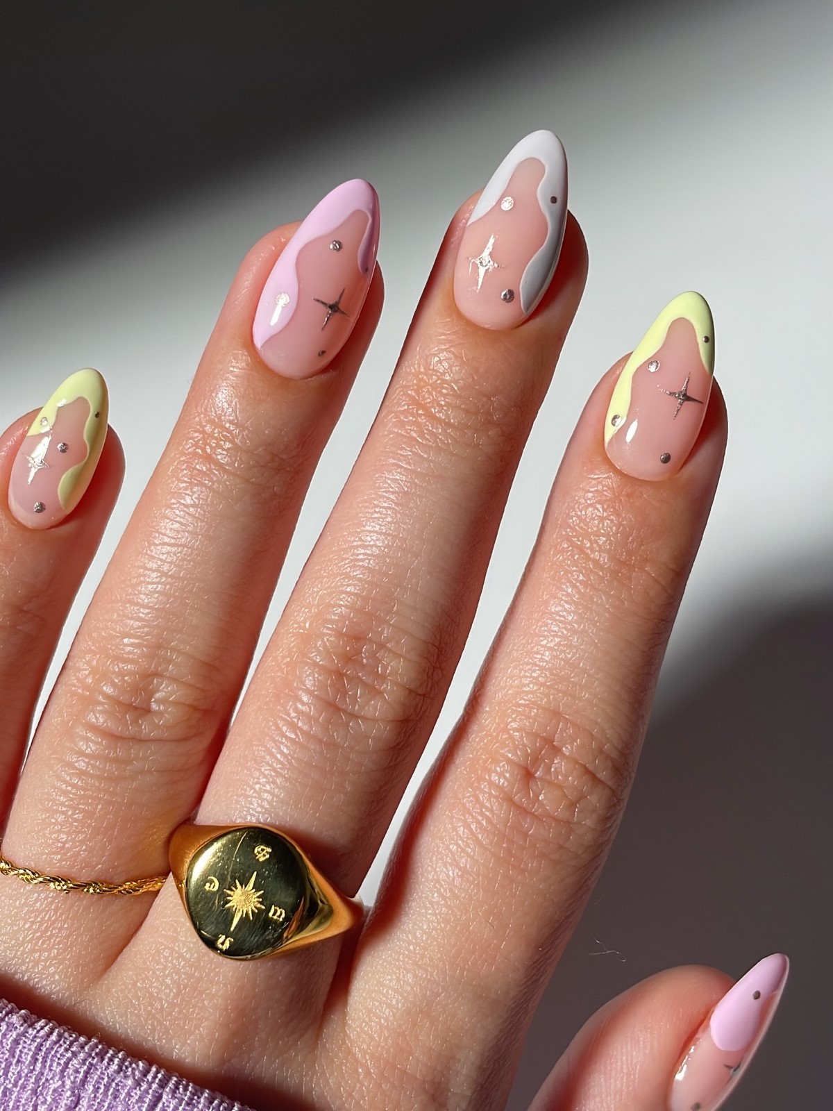 Желтый маникюр снова в тренде — но именно этот оттенок выглядит дорого