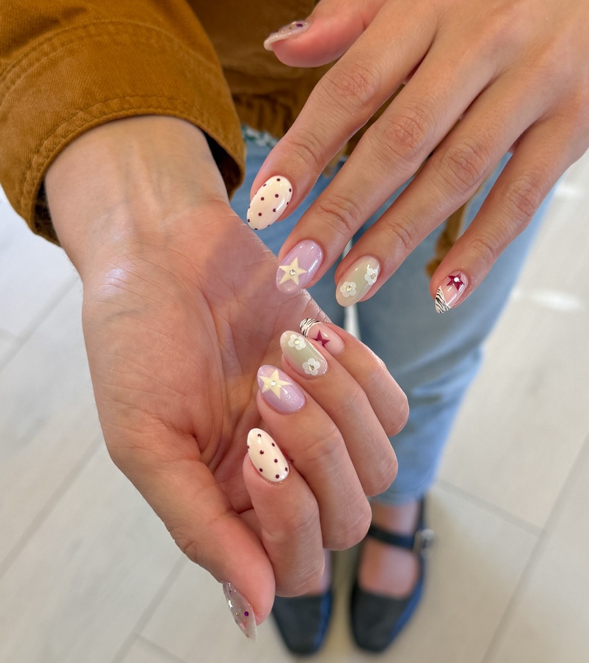 Желтый маникюр снова в тренде — но именно этот оттенок выглядит дорого