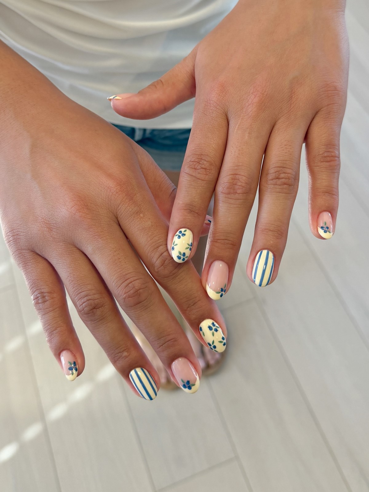 Желтый маникюр снова в тренде — но именно этот оттенок выглядит дорого