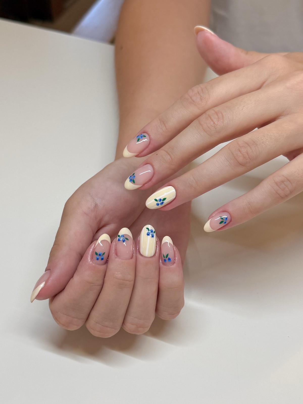 Желтый маникюр снова в тренде — но именно этот оттенок выглядит дорого