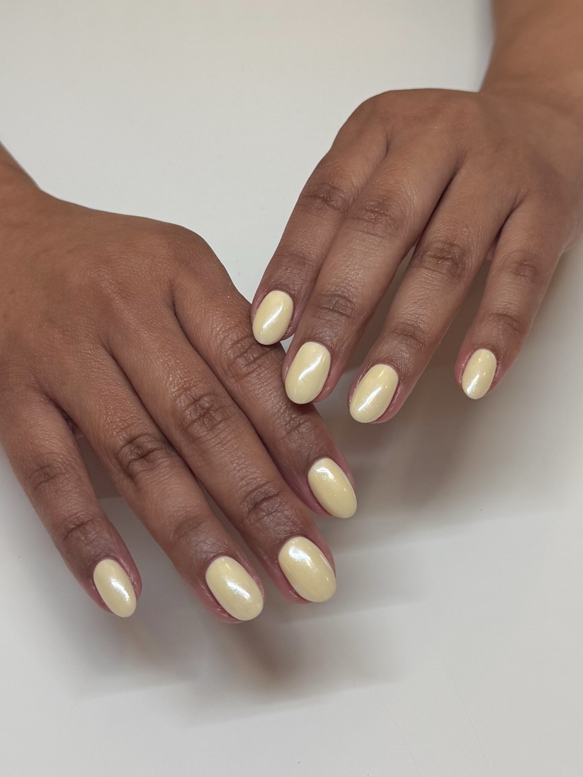 Желтый маникюр снова в тренде — но именно этот оттенок выглядит дорого