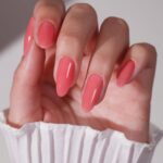 Кораллово-розовый маникюр с мягким глянцем на овальных ногтях